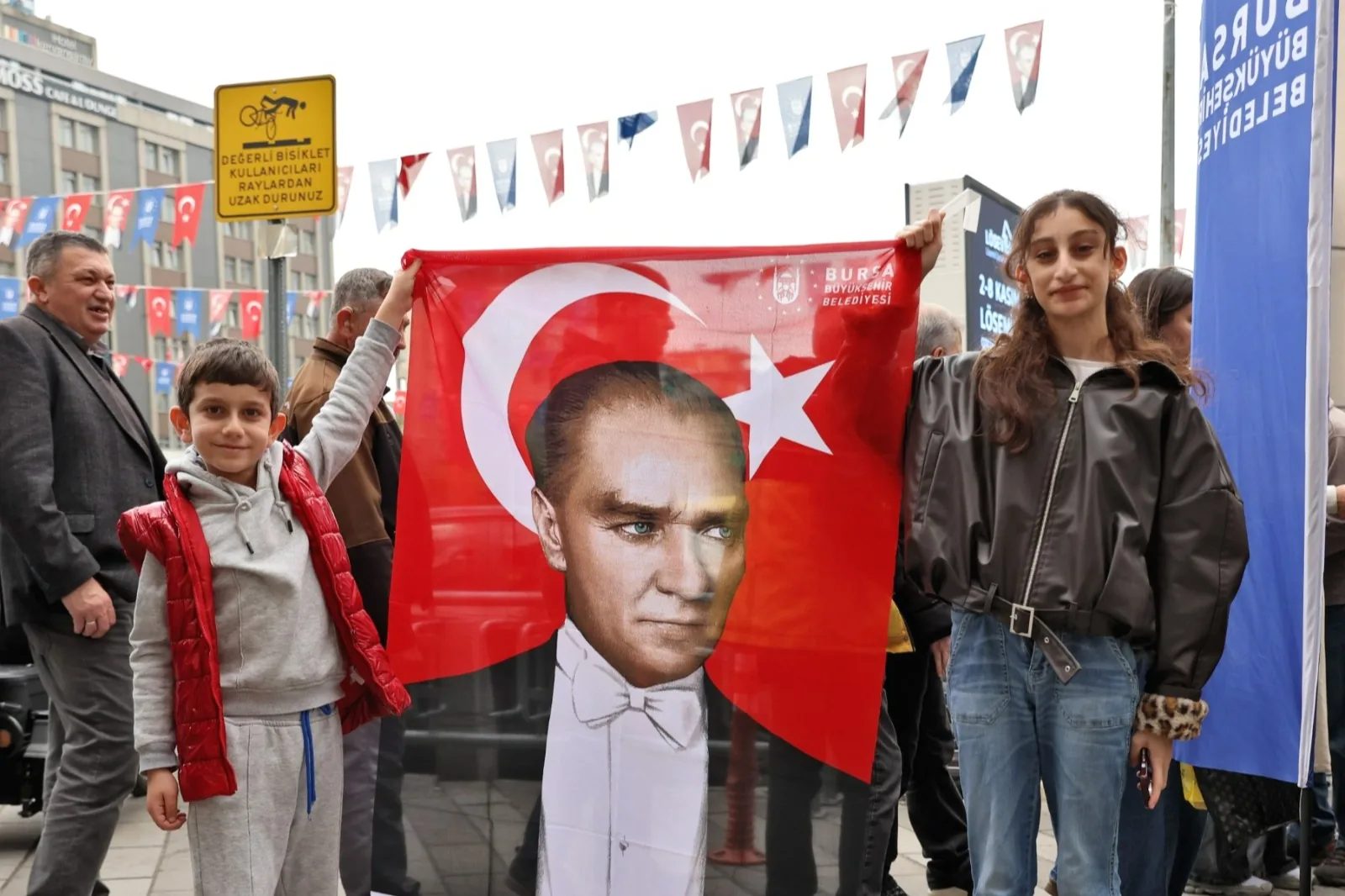 Bursa’da Cumhuriyet coşkusu, kentin dört bir yanına asılan Ata posterleriyle