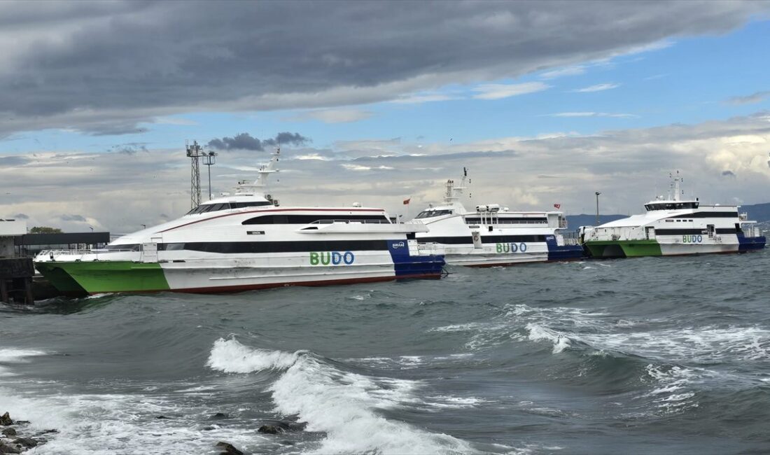 Bursa'da deniz otobüsü seferleri iptal edilmiştir. Güncel bilgilere ulaşmak için