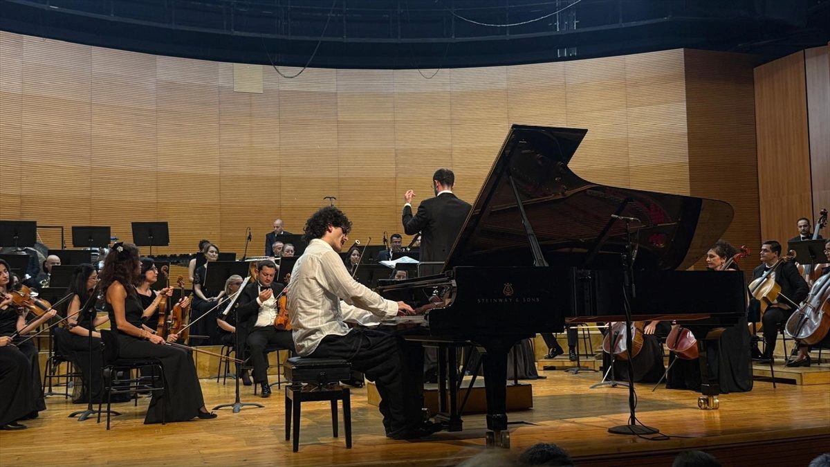 Bursa'da düzenlenen Devlet Senfoni Orkestrası konserine katılarak eşsiz müzik deneyimi