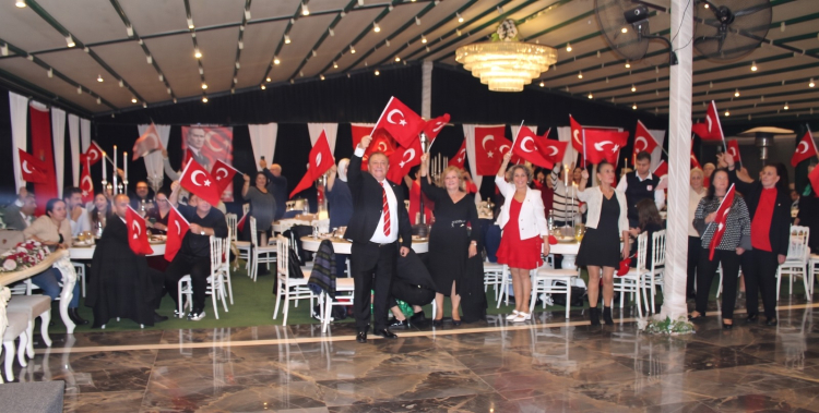 Bursa’da Emekliler Cumhuriyet Balosunda Buluştu