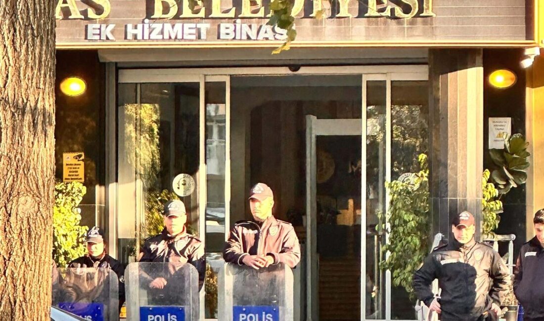 Bursa'da şiddetli fırtına ve yağmur etkili oldu. Yetkililer, vatandaşları dikkatli