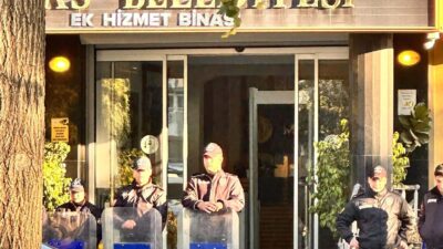 Bursa'da şiddetli fırtına ve yağmur etkili oldu. Yetkililer, vatandaşları dikkatli
