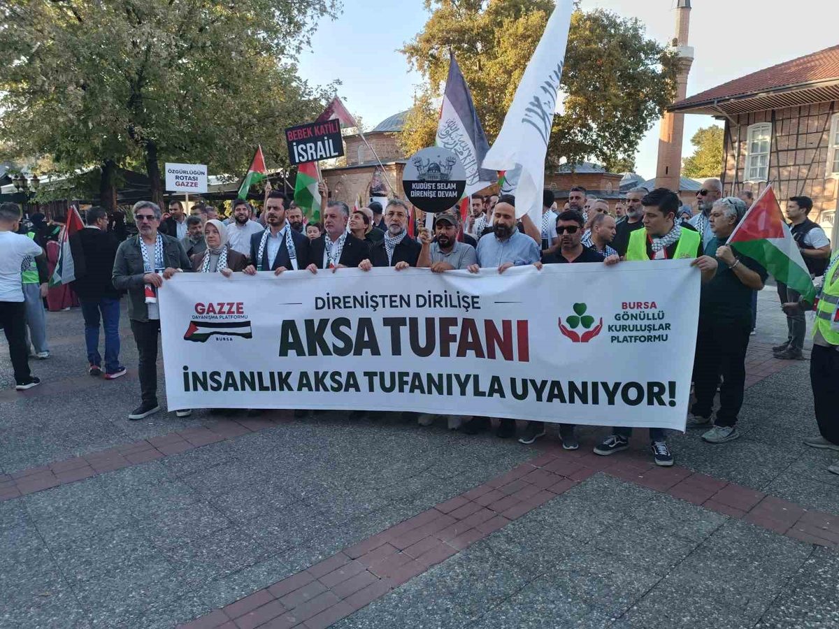 Bursa'da Gazze Dayanışma Yürüyüşüyle Filistin'e desteğimizi gösteriyoruz. Dayanışma ve barış