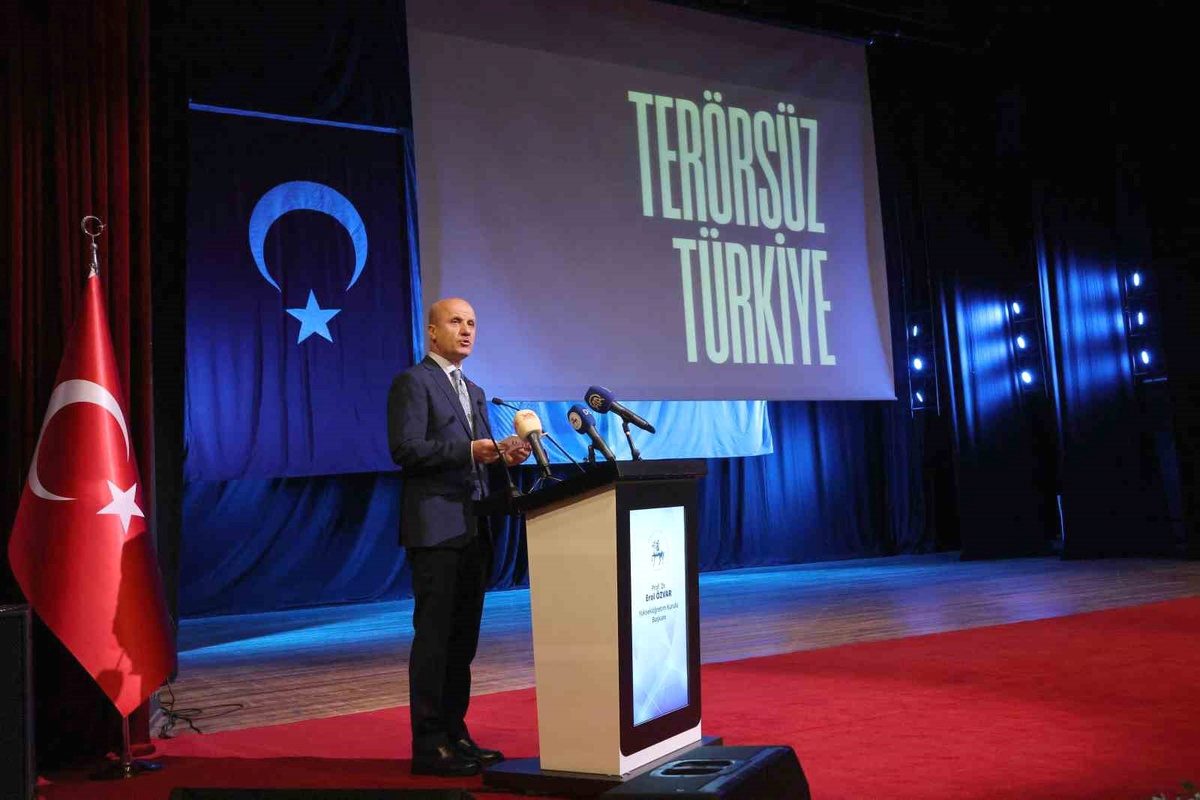 Bursa'da gençler, sokak sanatları etkinliğiyle buluşarak yeteneklerini sergiledi ve sanatın