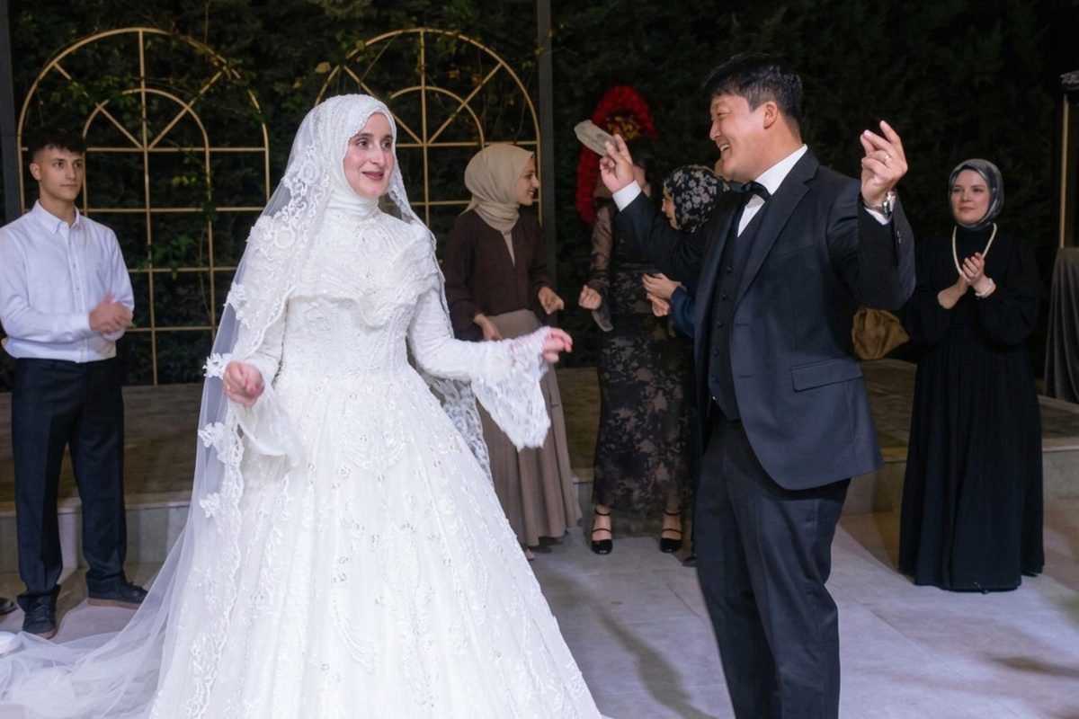 Bursa'da Güney Koreli damat, Türkiye'nin güzelliklerini ve kültürünü sevgiyle keşfederken,