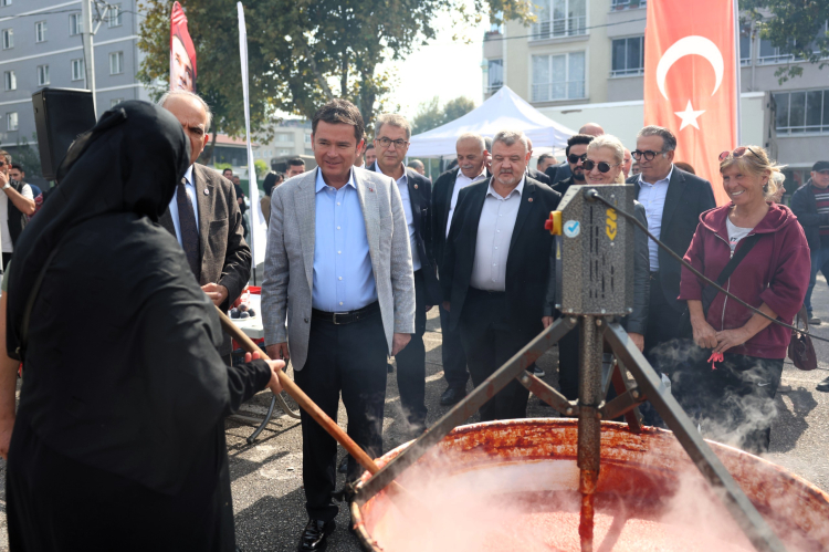 Bursa'da İmece Usulü Salça Çalışması