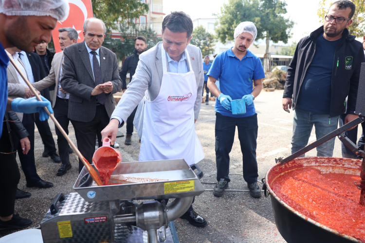 Bursa'da İmece Usulü Salça Çalışması