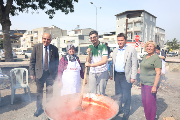 Bursa'da İmece Usulü Salça Çalışması