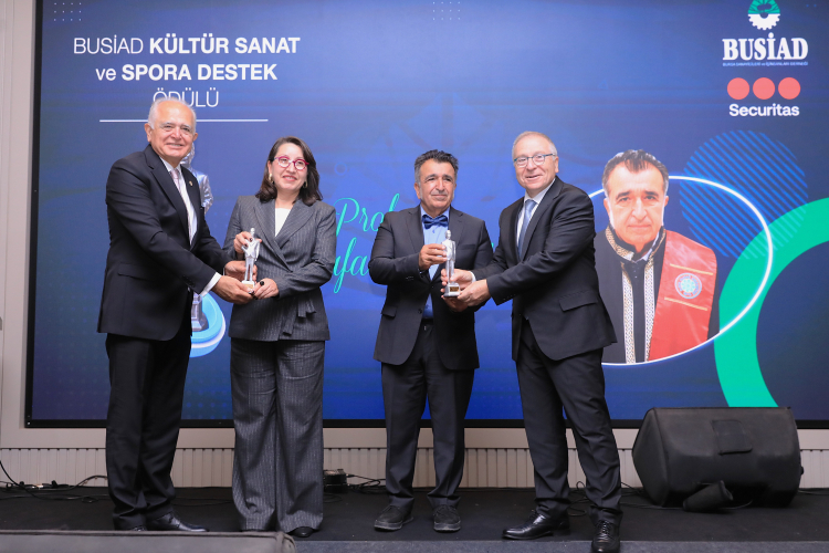 Bursa'da İş ve Sanat Ödülleri Sahiplerini Buldu