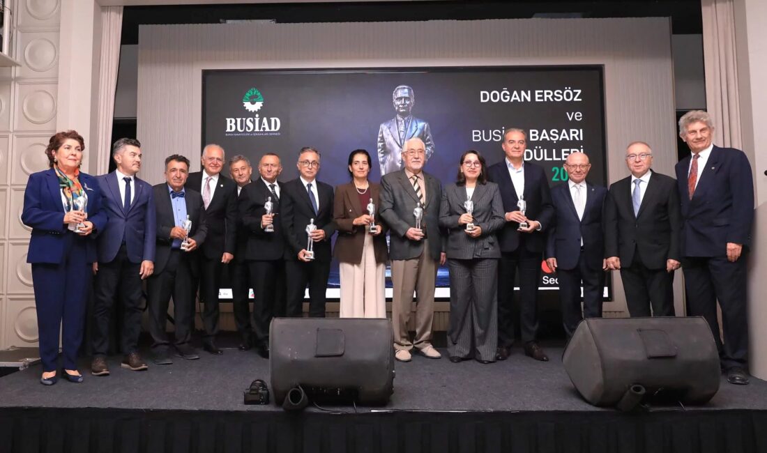 Bursa'da düzenlenen İş ve Sanat Ödülleri sahiplerini buldu. Başarılı isimler