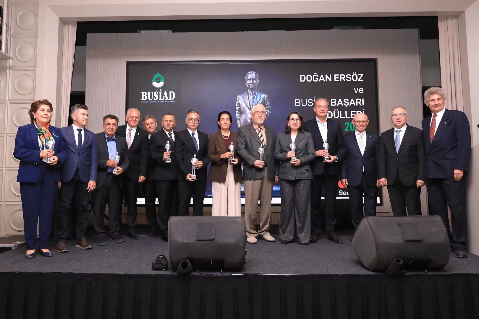 Bursa'da düzenlenen İş ve Sanat Ödülleri sahiplerini buldu. Başarılı isimler