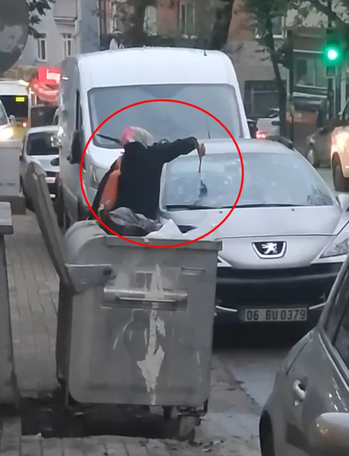 Bursa'da yaşanan olayda kadın, eşinin otomobiline saldırdı. Detaylar ve olayın