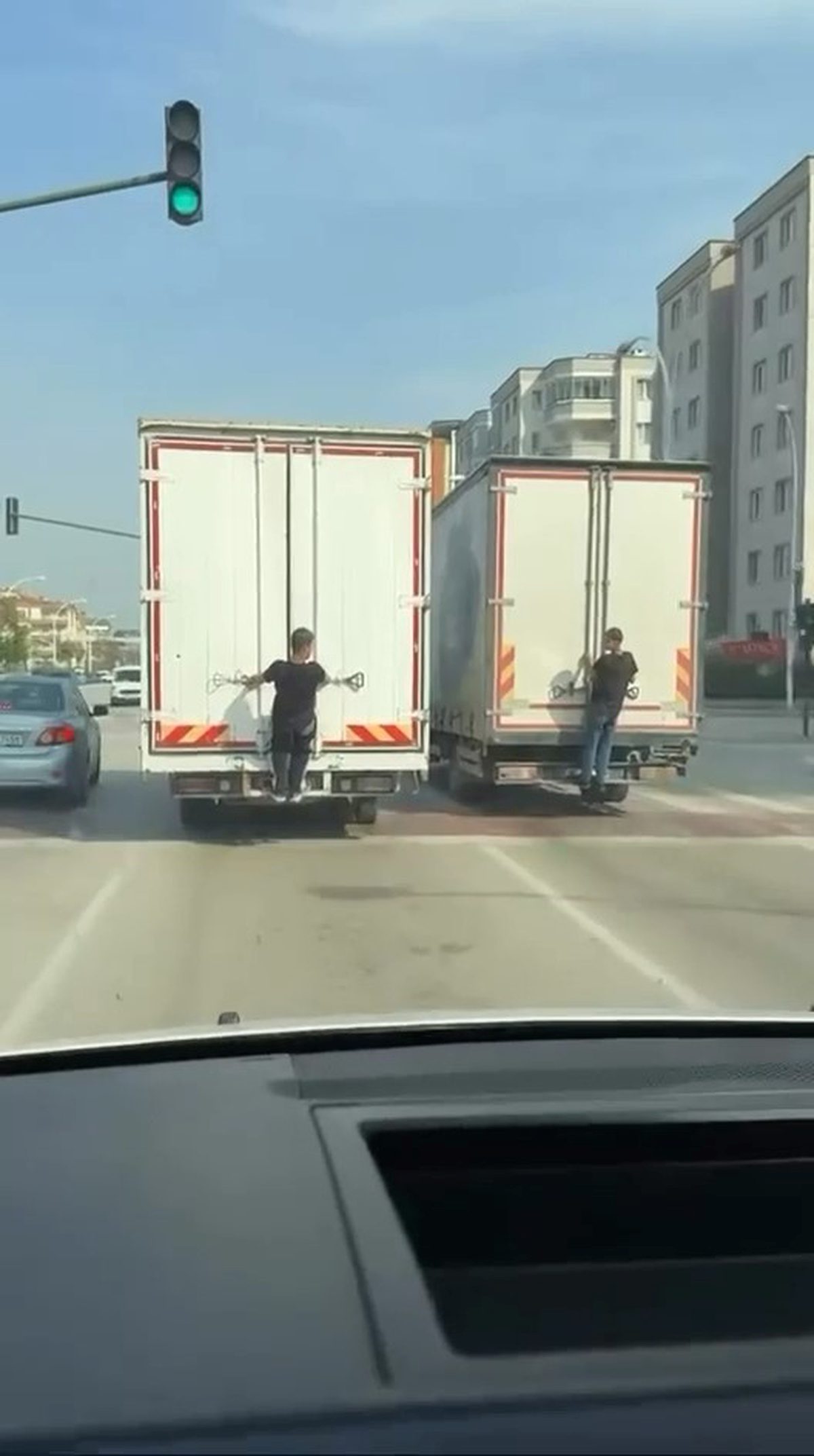 Bursa'da kamyon arkasında yapılan tehlikeli yolculuğun detaylarını ve güvenlik uyarılarını