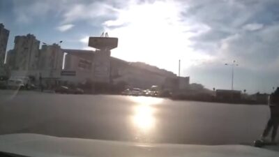 Bursa'da kavşakta yaşanan tehlikeli çarpışma anını detaylarıyla incelediğimiz, güvenlik önlemlerine
