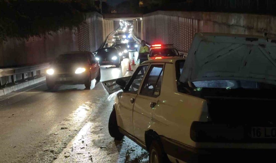 Bursa'da yaşanan trafik kazasında araç bariyerlere çarptı. Olayla ilgili ayrıntılar