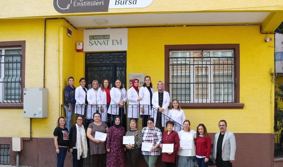 Bursa’da düzenlenen Maraş işi nakış eğitimiyle katılımcılar, geleneksel el sanatının