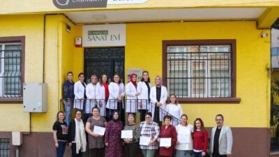 Bursa’da düzenlenen Maraş işi nakış eğitimiyle katılımcılar, geleneksel el sanatının