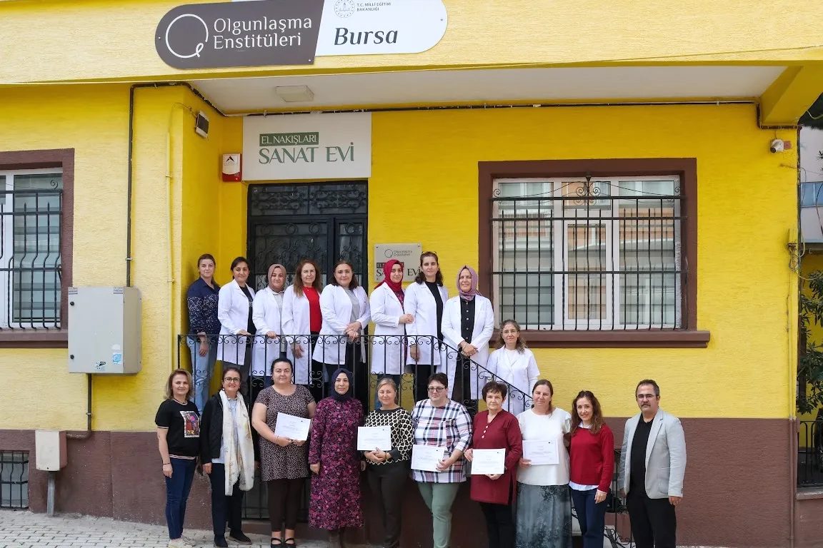 Bursa’da düzenlenen Maraş işi nakış eğitimiyle katılımcılar, geleneksel el sanatının