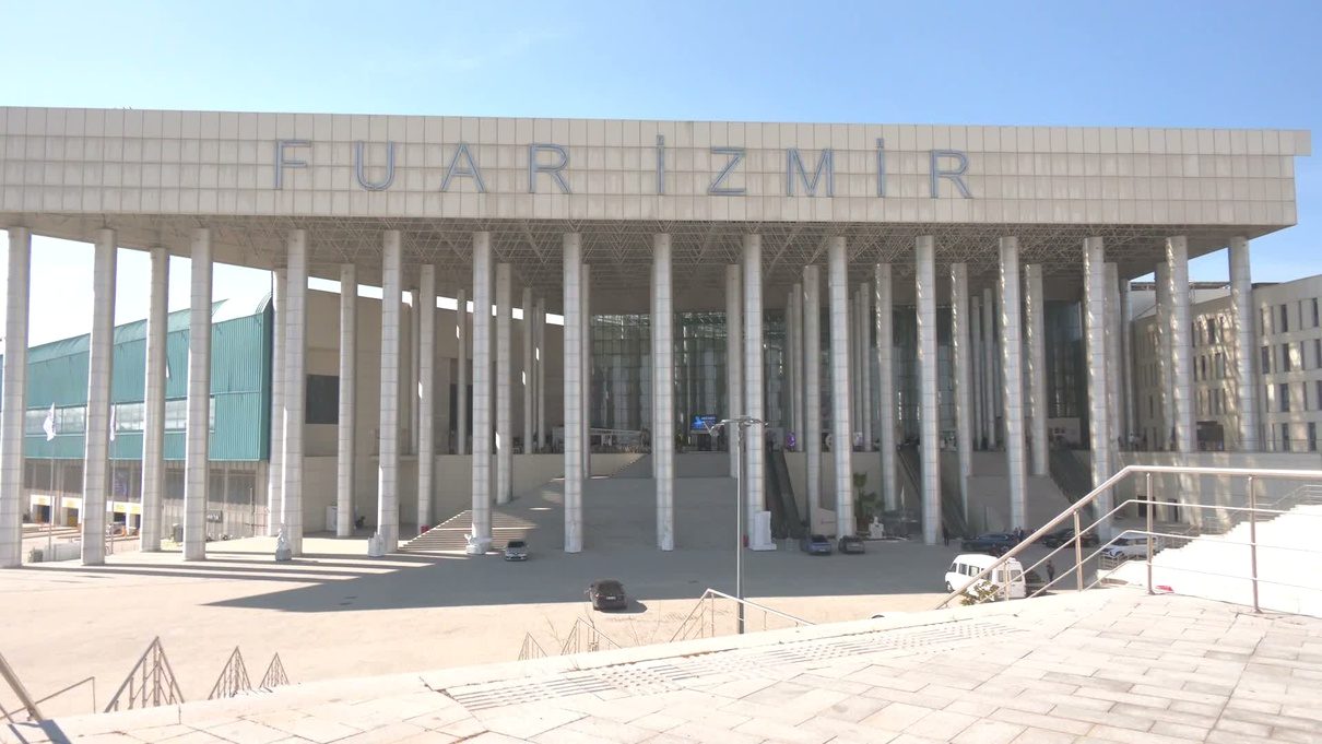 Bursa'da market çalışanı, güvenlik kameralarıyla şüpheliyi dikkatlice takip ederek iş