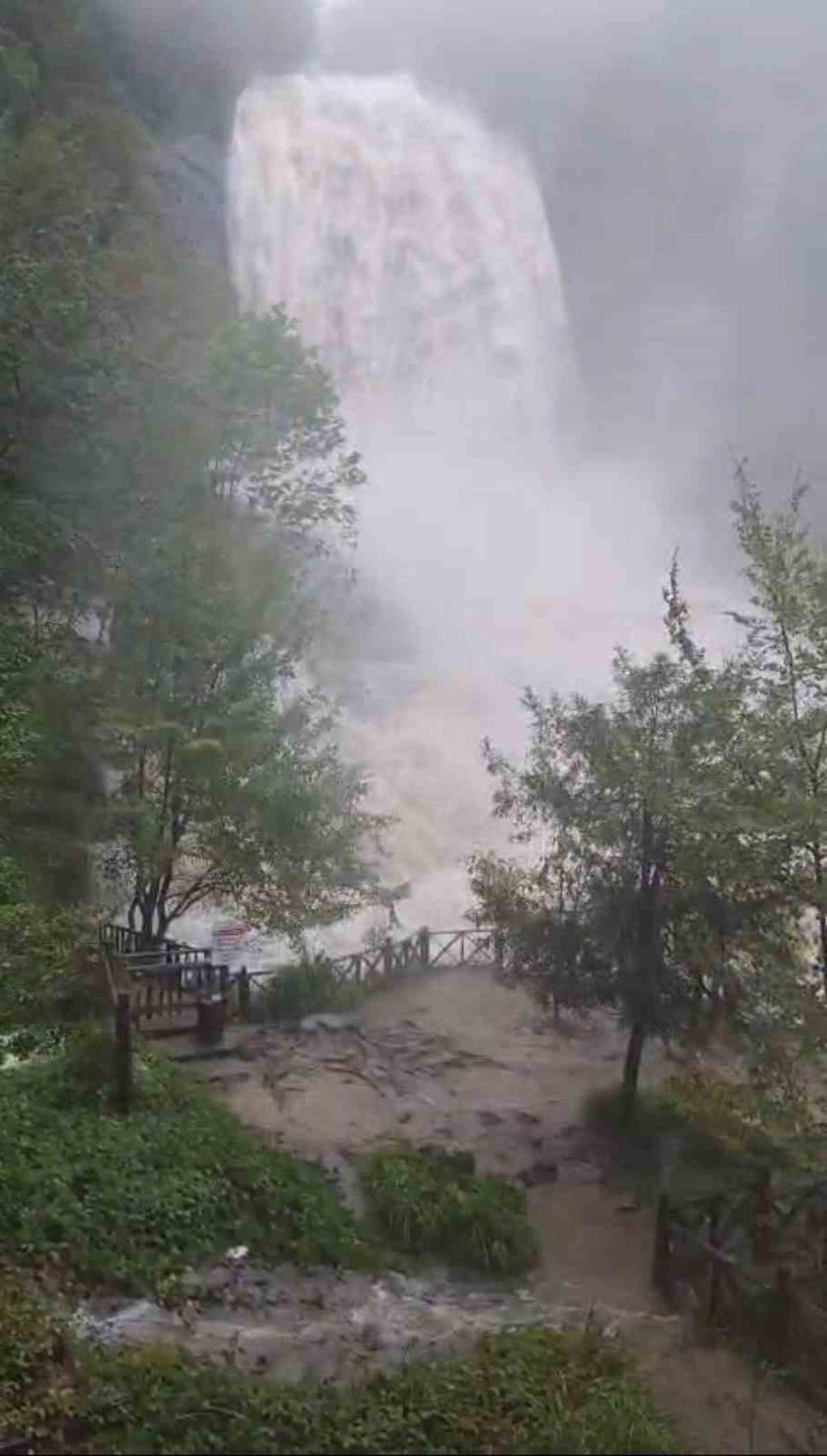Bursa'da sağanak yağış, Suuçtu Şelalesi'nin doğal güzelliğini canlandırdı ve bölgeyi