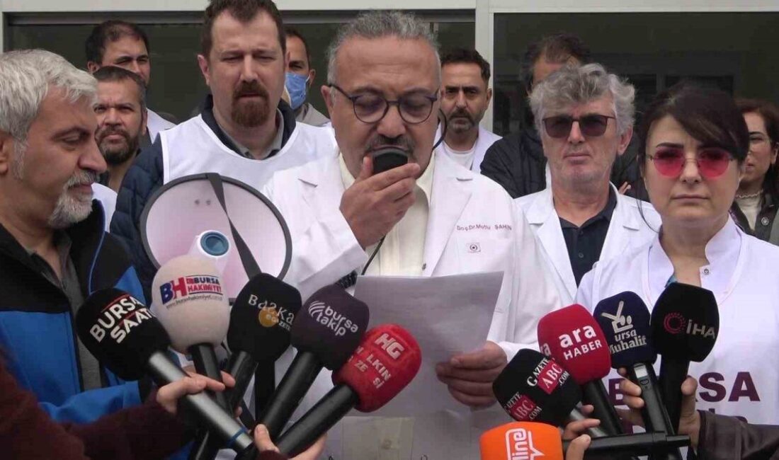 Bursa'da sağlık çalışanları, haklarını savunmak amacıyla düzenlenen gösteriyle mesleki taleplerini