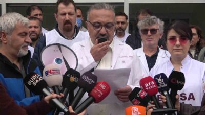 Bursa'da sağlık çalışanları, haklarını savunmak amacıyla düzenlenen gösteriyle mesleki taleplerini