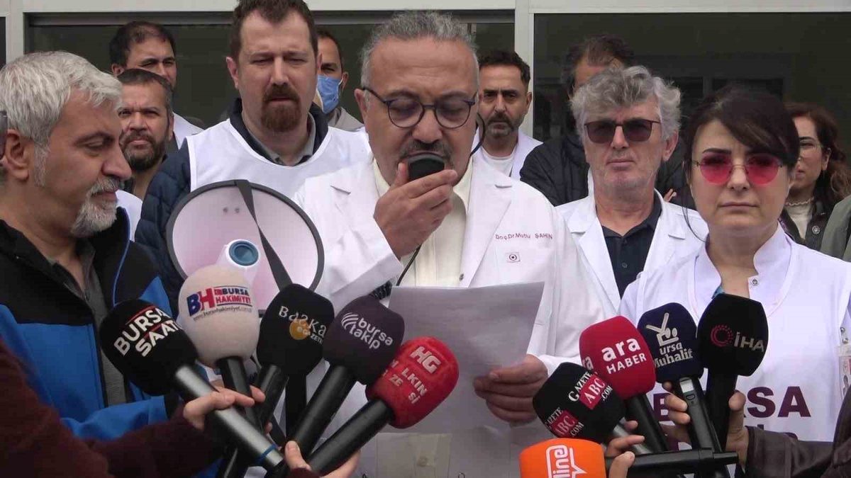 Bursa'da sağlık çalışanları, haklarını savunmak amacıyla düzenlenen gösteriyle mesleki taleplerini