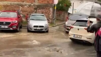 Bursa'da şiddetli sağanak sonrası yollar göle döndü, aşırı yağışın etkileri