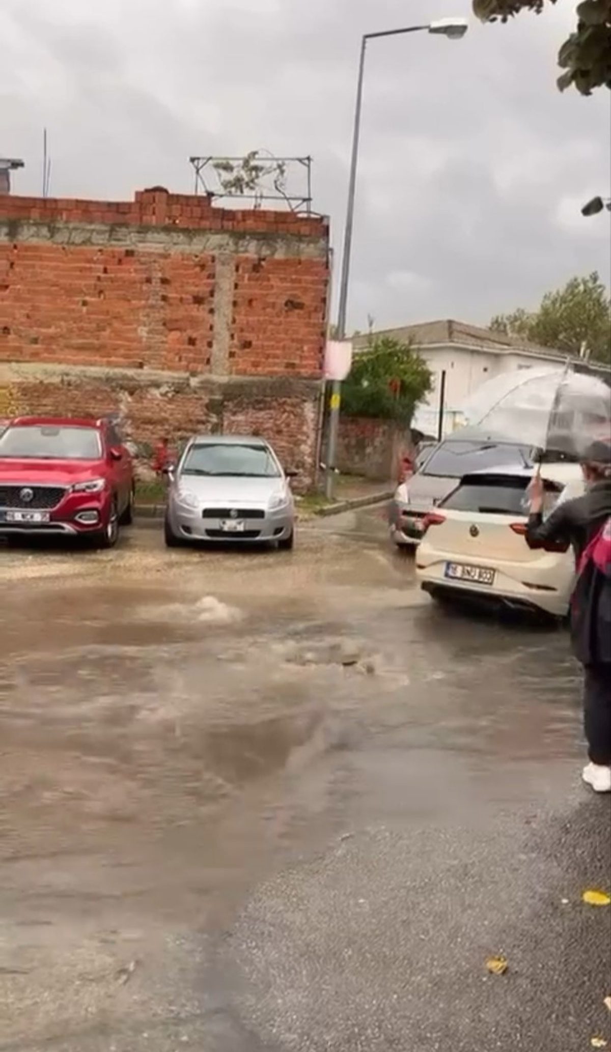Bursa'da şiddetli sağanak sonrası yollar göle döndü, aşırı yağışın etkileri