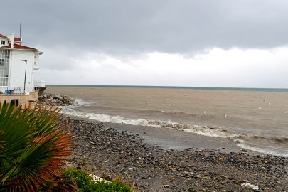 Bursa'da Şiddetli Yağış Sonrası Deniz Rengi Değişti