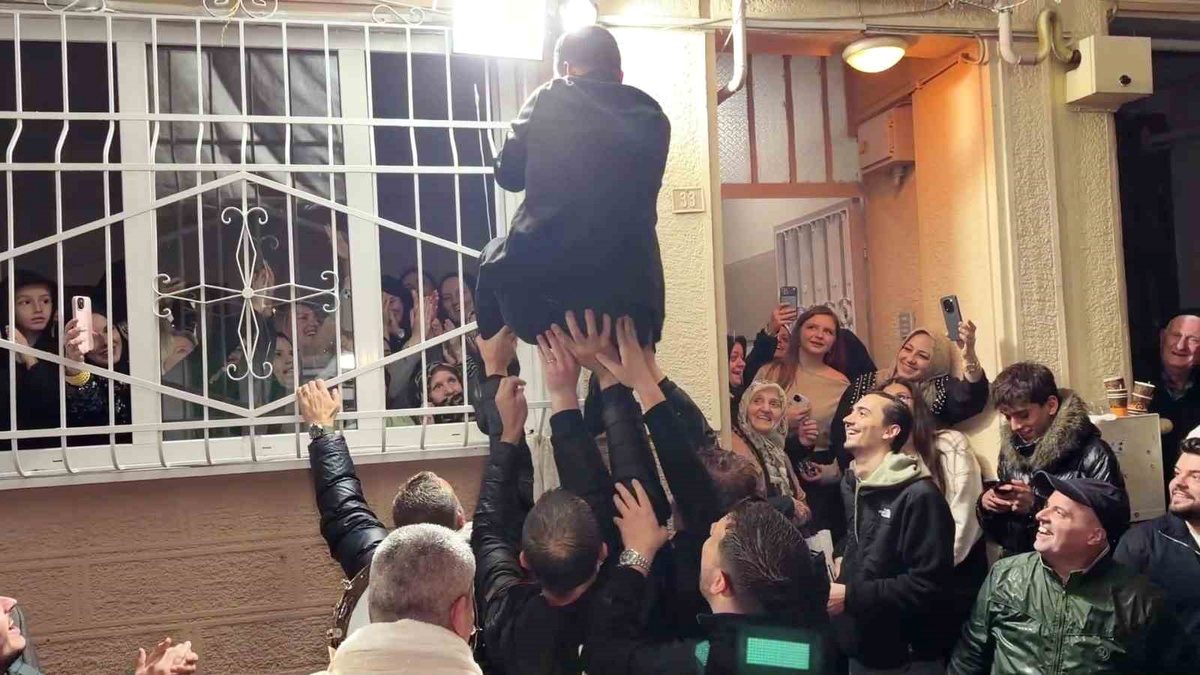 Bursa'da şiddetli yağışa rağmen gerçekleşen düğün, coşku ve mutluluğun birlikteliğini
