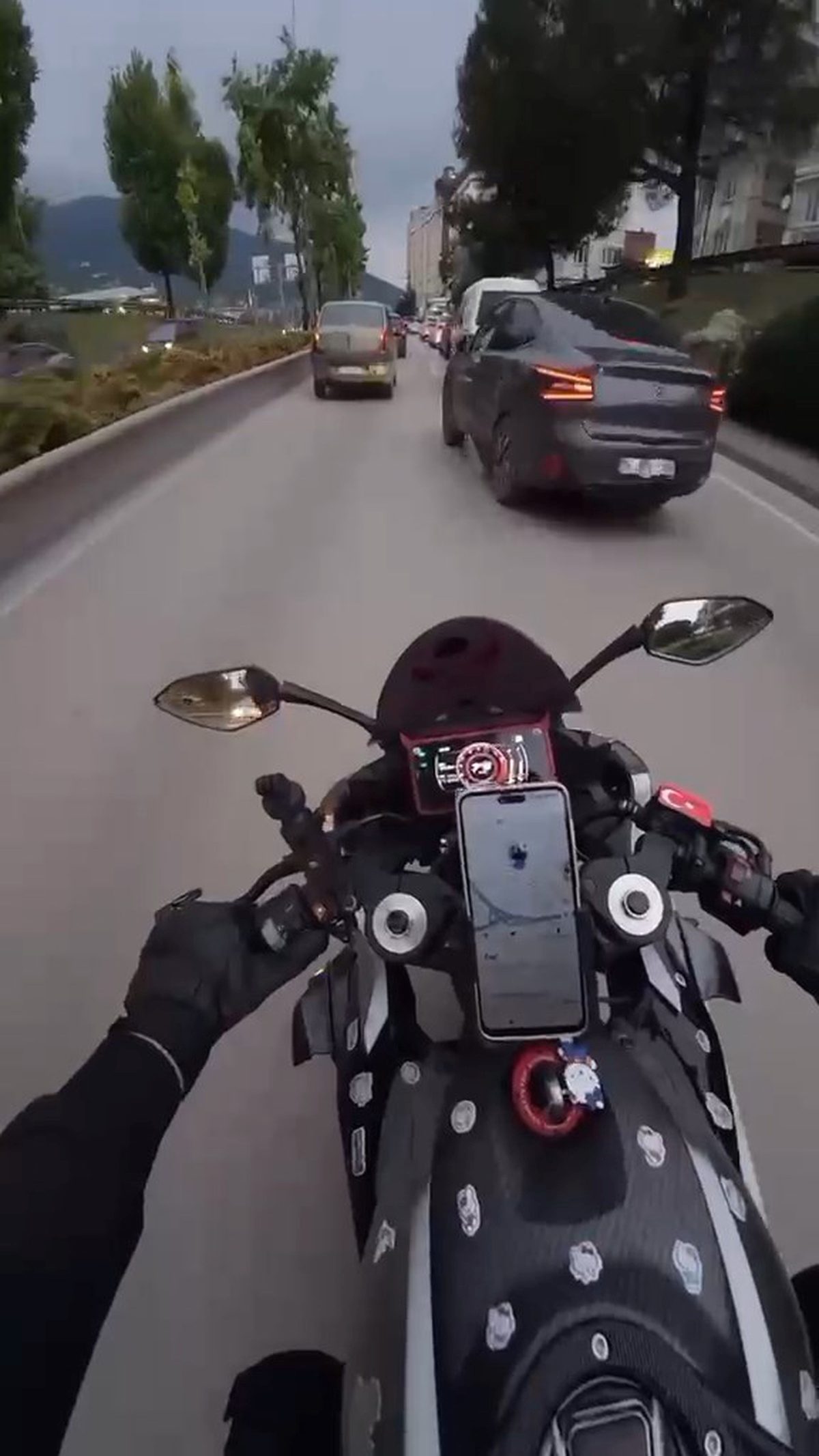 Bursa’da sinyal vermeden şerit değiştiren otomobile çarpan motosiklet kazasıyla ilgili