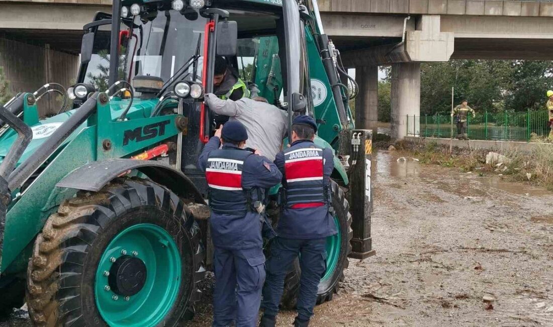 Bursa'da yaşanan su baskını sonrası mahsur kalan yaşlı, güvenlik ekiplerince