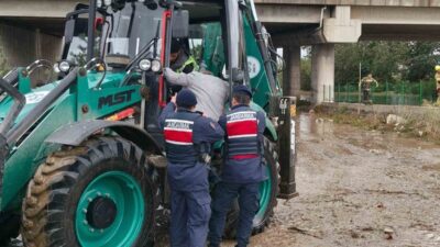 Bursa'da yaşanan su baskını sonrası mahsur kalan yaşlı, güvenlik ekiplerince