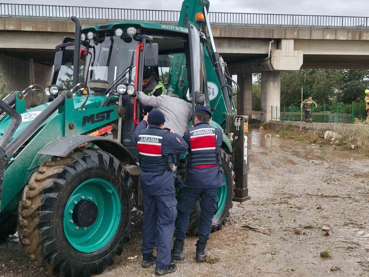 Bursa'da yaşanan su baskını sonrası mahsur kalan yaşlı, güvenlik ekiplerince
