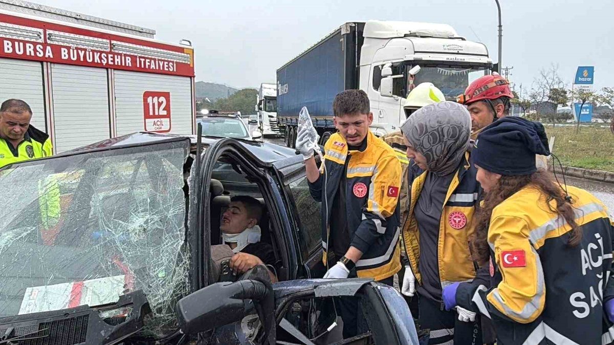Bursa'da meydana gelen trafik kazasında çocuk ve sürücü yaralandı. Olayla