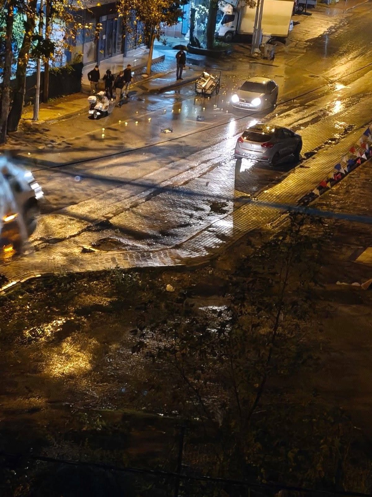 Bursa'da trafik kazası sonucu yola saçılan meyveler ve bu olayın
