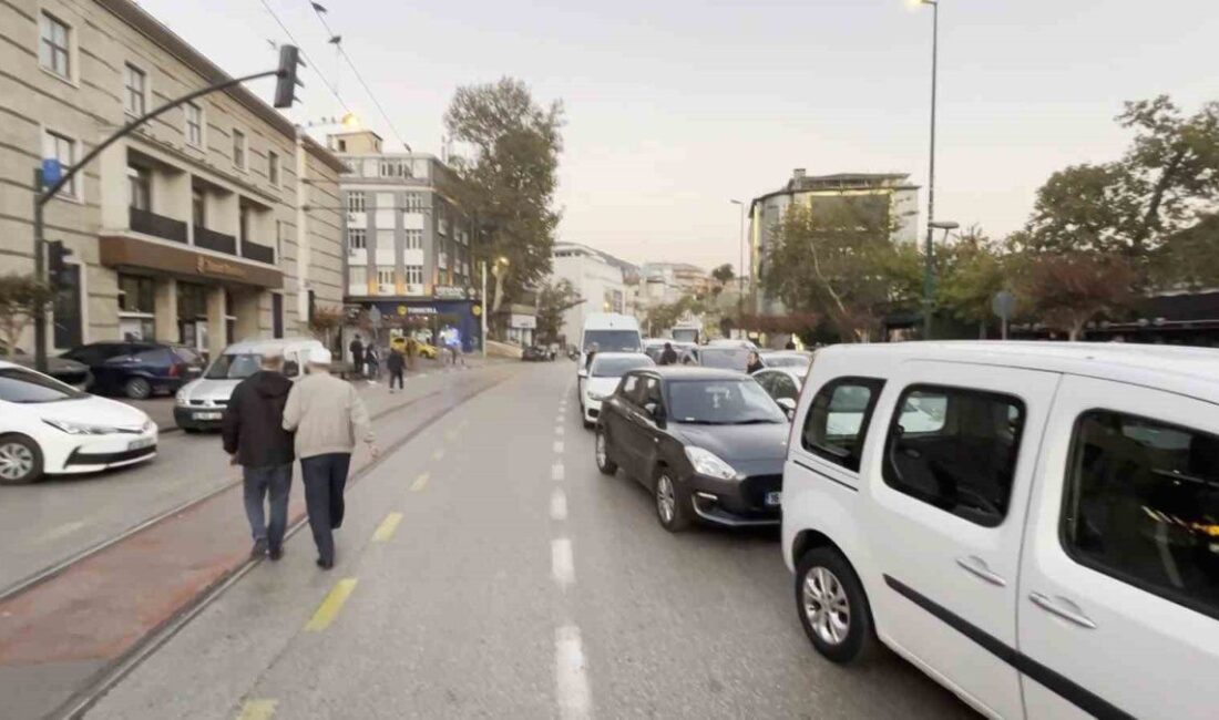 Bursa'da Ulucami'de yoğun sabah namazı töreni ve manevi atmosferini keşfedin.
