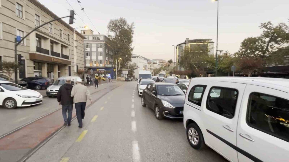Bursa'da Ulucami'de yoğun sabah namazı töreni ve manevi atmosferini keşfedin.