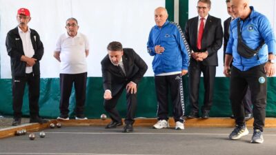 Bursa'da düzenlenen Yaşlılar Günü kutlaması, saygı ve sevgiyle dolu etkinliklerle