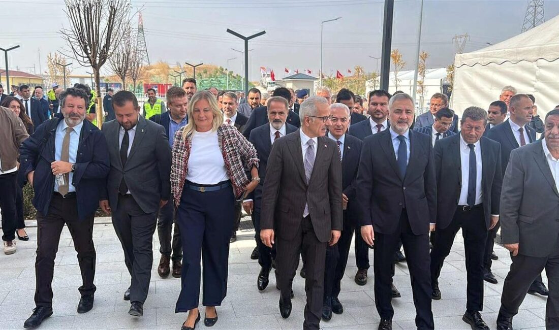 Bursa'da yeni demiryolu hattı açılışı gerçekleşti. Bölgenin ulaşım altyapısına önemli