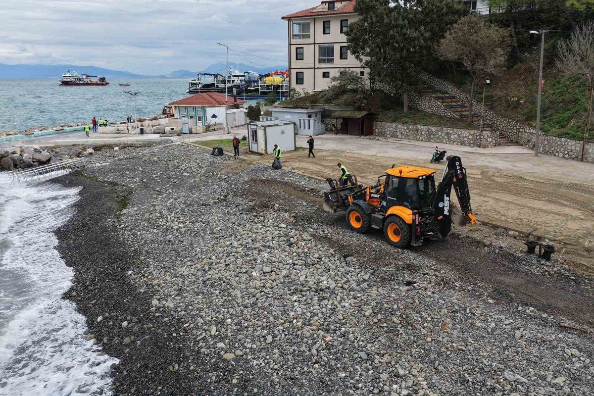 Bursa'da yoğun yağış sonrası sahil temizliği çalışmaları kapsamında, çevre sağlığını