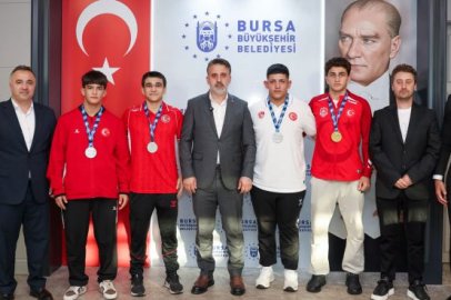 Bursa'daki Balkan Güreş Şampiyonası Zaferleri
