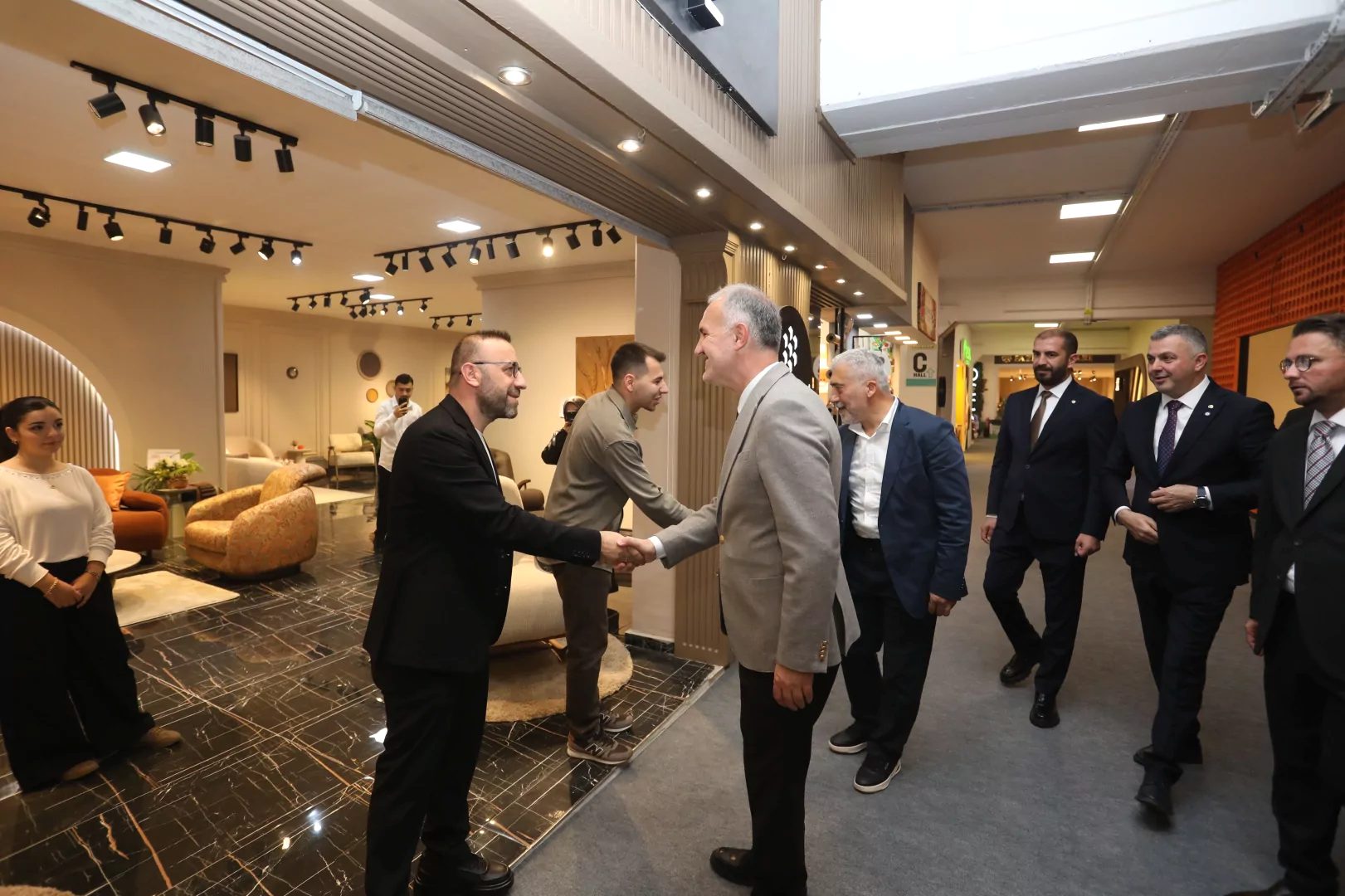 Bursa'daki mobilya fuarı, sektör profesyonellerinin ilgisiyle yoğun ilgi gördü. Yenilikçi
