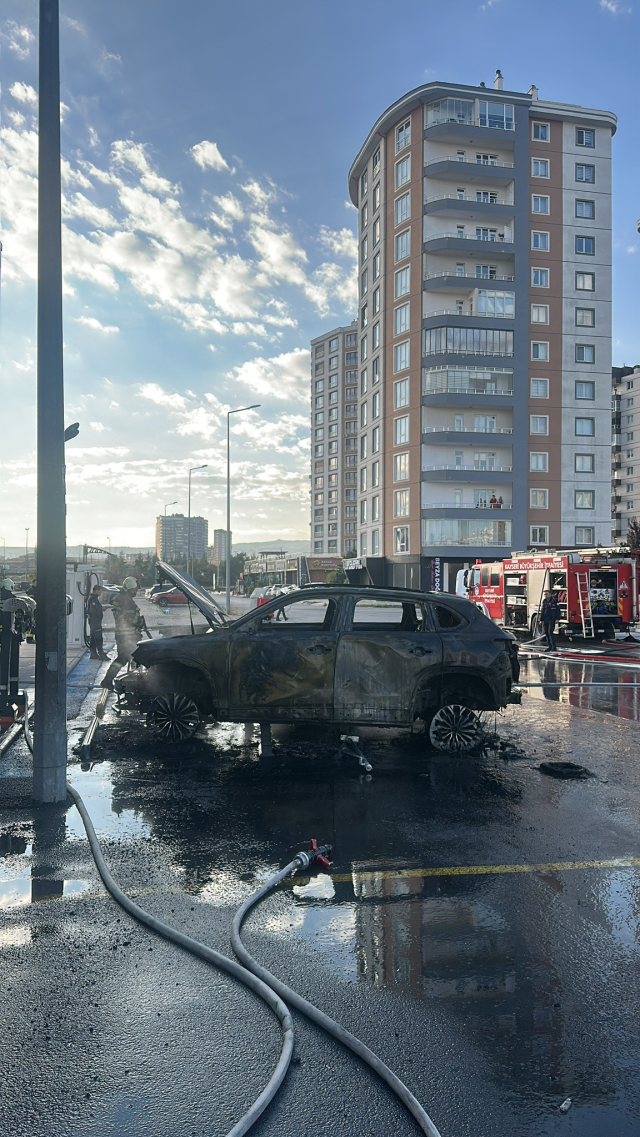 Bursa'daki Yangında Elektrikli Otomobil Küle Döndü