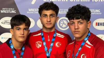 Bursa Büyükşehir Belediyespor Kulübü sporcuları, Hırvatistan'da gerçekleştirilen Yıldızlar Balkan Güreş
