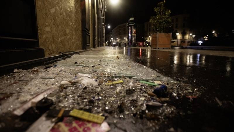Fransa’daki Protestolar Perakende Sektörünü Vurdu: Satışlar Yüzde 80 Geriledi