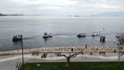 Gemlikli balıkçılar, Cumhuriyet Bayramı kortejinde tekneleriyle yer alarak bayram coşkusunu