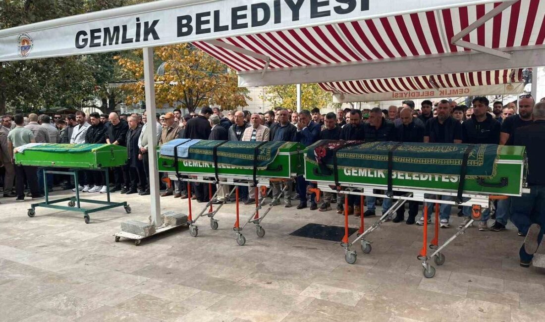 Gemlik'te yaşanan aile cinayeti sonrası cenazeler düzenlenen törenle toprağa verildi.