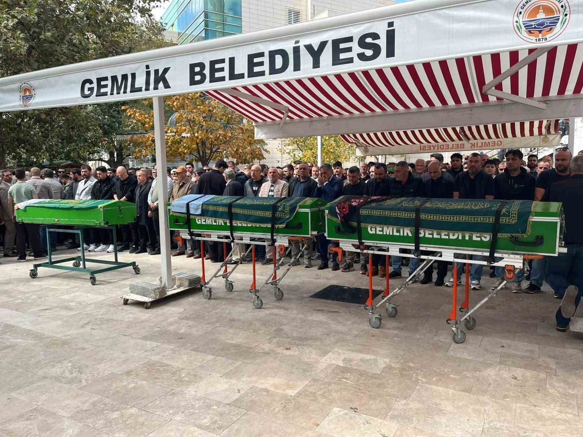 Gemlik'te yaşanan aile cinayeti sonrası cenazeler düzenlenen törenle toprağa verildi.